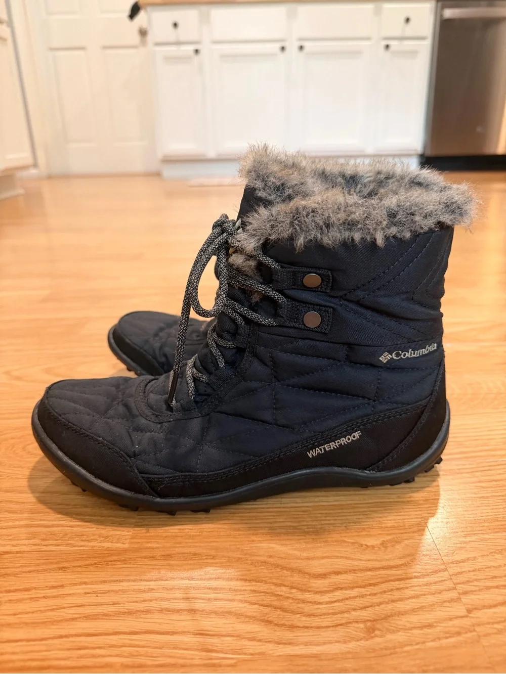 Columbia Women’s Black Quilted Winter Lace-Up Boots with Faux-Fur Trim